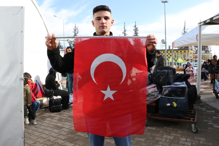 Suriye'ye Türk bayrağıyla dönen Abdulkadir: Evimin ortasına asacağım