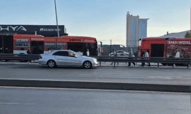 Avcılar’da metrobüs arıza yaptı, yolcular çareyi yürümekte buldu