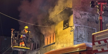 Balıkesir'de 3 katlı binada çıkan yangında 1 kişi hayatını kaybetti