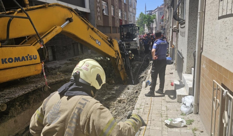 Bayrampaşa’da kanalizasyon çalışması sırasında bir işçi göçük altında kaldı