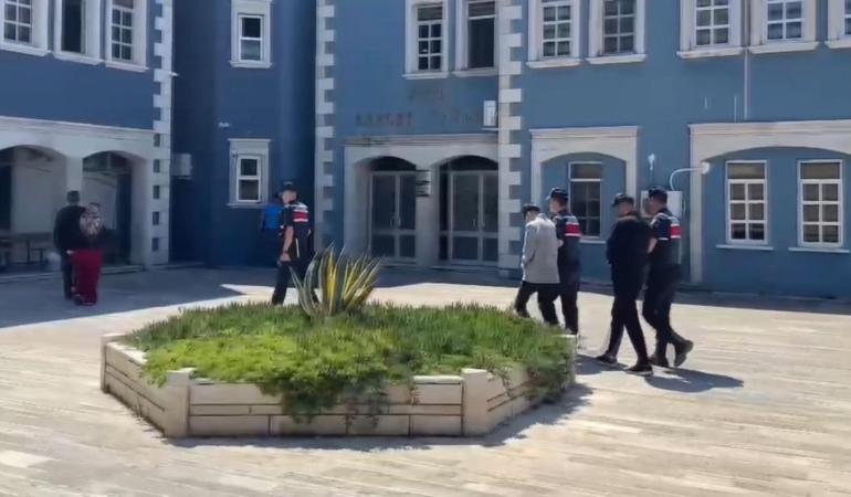 ‘Emniyet müdürüyüm’ yalanıyla yaşlı kadını 5,4 milyon lira dolandırdılar