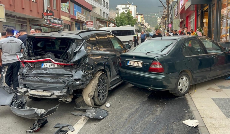 Freni arızalanan iş makinesi park halindeki 4 araca çarptı
