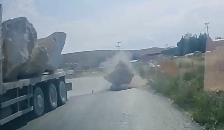 Kamyondan düşen mermere çarpmaktan son anda kurtuldu