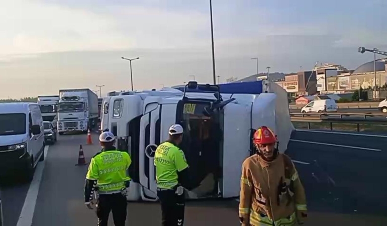 Pendik TEM Otoyolu’nda tır devrildi