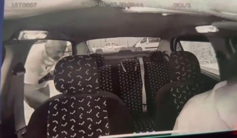 Silahla tehdit ettiği taksiciyi gasp etti