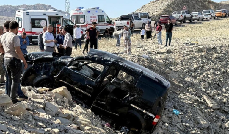 Şırnak’ta hafif ticari araç şarampole devrildi: 3 ölü, 3 yaralı