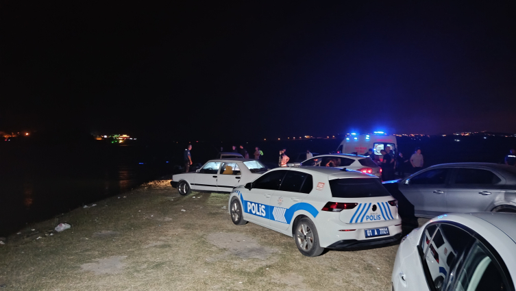 Tekne gezintisi sırasında göle düşen kişi kayboldu