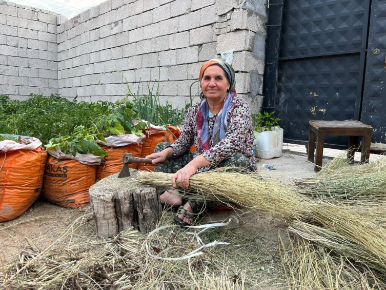 Babaannesinden öğrendiği ot süpürgesi geleneğini yaşatıyor