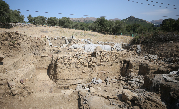 Çanakkale'de 8 bin 800 yıllık 5 mimari yapı gün yüzüne çıkarıldı