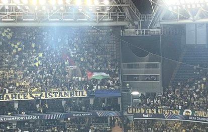 Fenerbahçe tribünlerinde Filistin bayrağı açıldı!