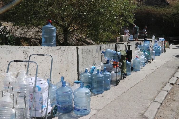 İzmir'de su krizi: Çeşmelerde kuyruk oluştu