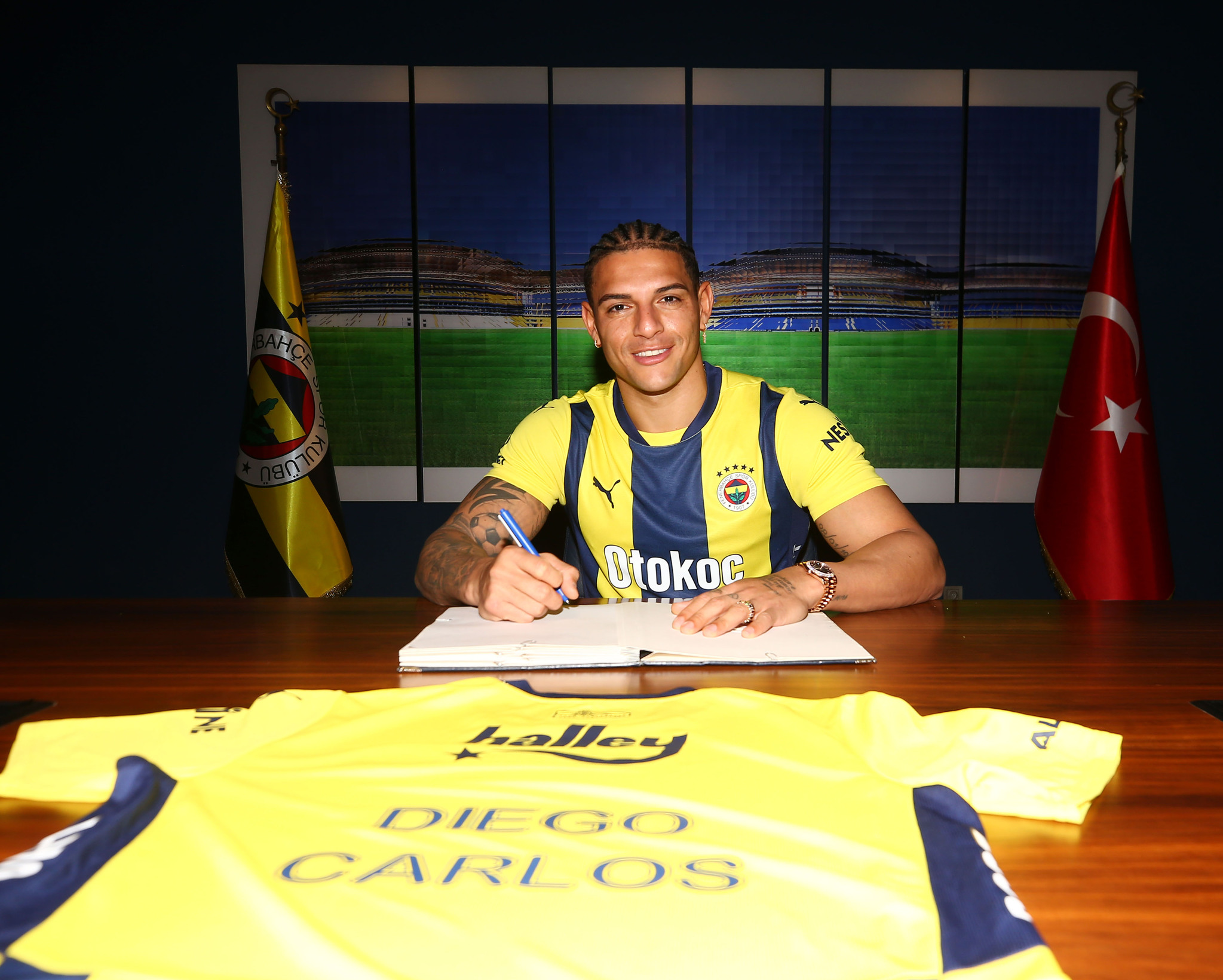TRANSFER HABERLERİ: F.Bahçeli futbolcuya sürpriz talip!