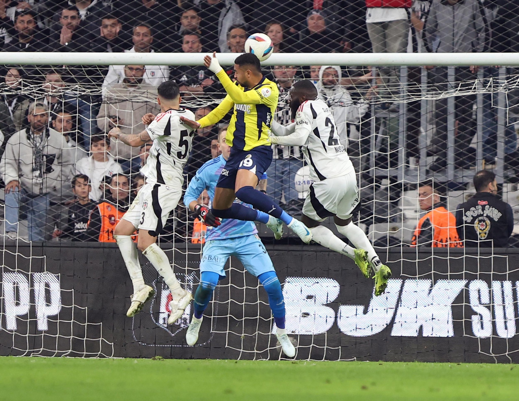 Rowe için F.Bahçe ve Beşiktaş’a 3 rakip!