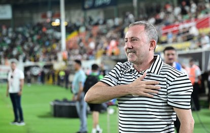 Beşiktaşlı taraftarlardan Sergen Yalçın’a özel pankart!