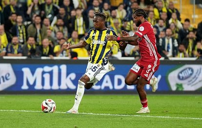 Hakem beyaz noktayı gösterdi! İşte Fenerbahçe’nin penaltı kazandığı pozisyon