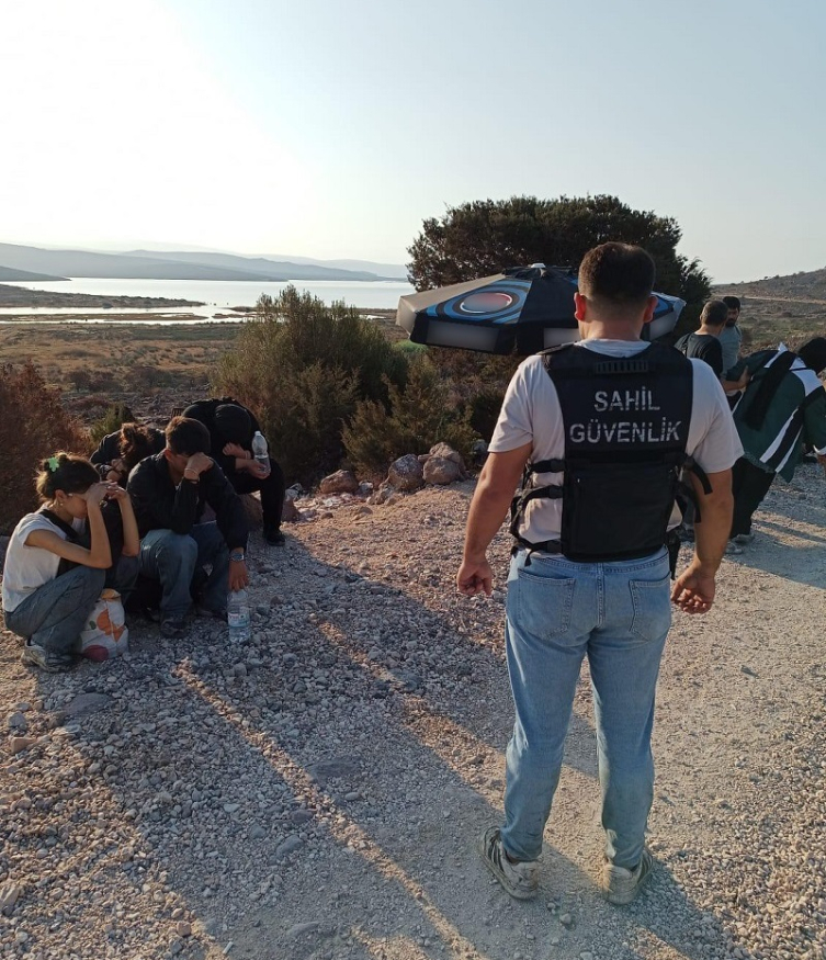 İzmir'de 82 düzensiz göçmen yakalandı