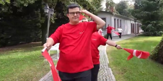 29 Ekim için anlamlı klip: Down sendromlu gençler 10. Yıl Marşını işaret diliyle yorumladı