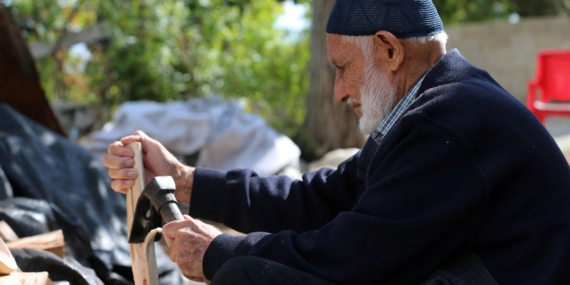 85 yaşındaki kaşık ustası mesleğini 69 yıldır tek başına yapıyor