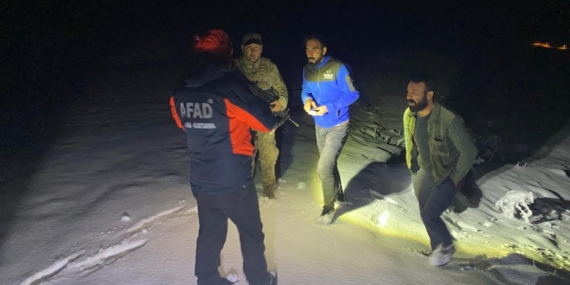 Ağrı’da karda mahsur kalan 2 kişi kurtarıldı