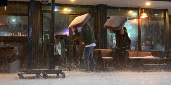 Antalya ve Muğla’yı fırtına vurdu: Cadde ve sokaklar göle döndü