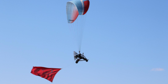 Antalya’da 50 paraşütçü Türk bayraklarıyla atlayış yaptı