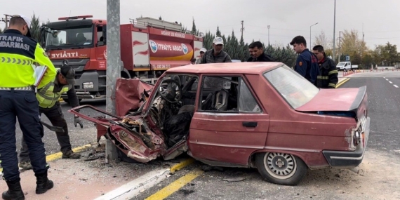 Aydınlatma direğine çarpan otomobil hurdaya döndü
