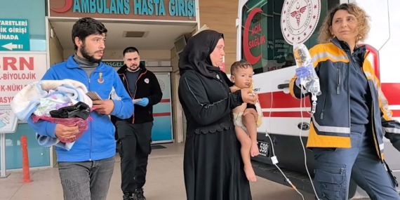 Bahçede yakılan ateşin üzerine düşen bebek yaralandı