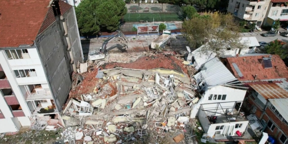 Bakan Kurum: Sındırgı’da 80’i konut 127 bağımsız bölüm ağır hasarlı