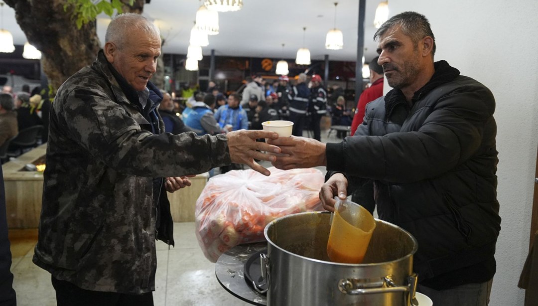 Balıkesir Sındırgı'da son durum | Halk, ikinci geceyi de dışarıda geçirdi