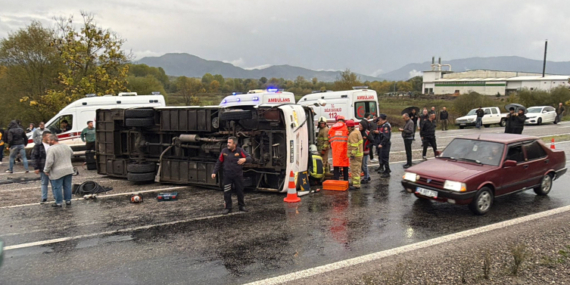 Bartın’da işçi servisi devrildi: 1 ölü, 19 yaralı