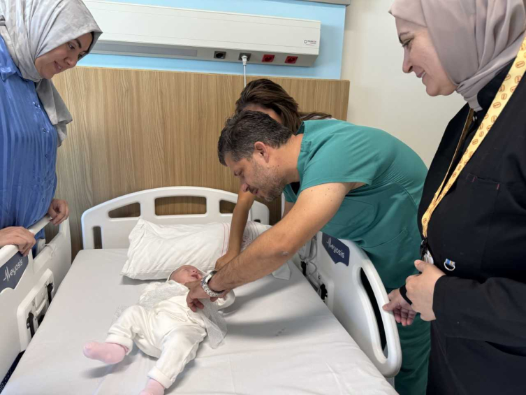 Bebeğe kıkırdak dokusundan "iman tahtası" yapıldı