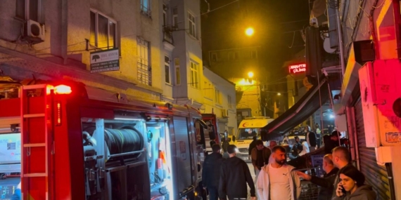 Beyoğlu’nda havai fişekten yangın çıktı: Yangında mahsur kalan 8 kişi kurtarıldı