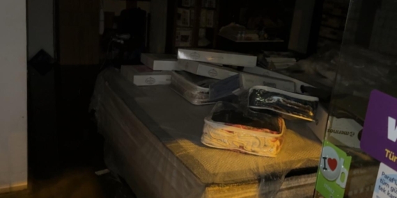Beyoğlu’nda sağanak etkili oldu: Rögar taştı, bir iş yerini su bastı