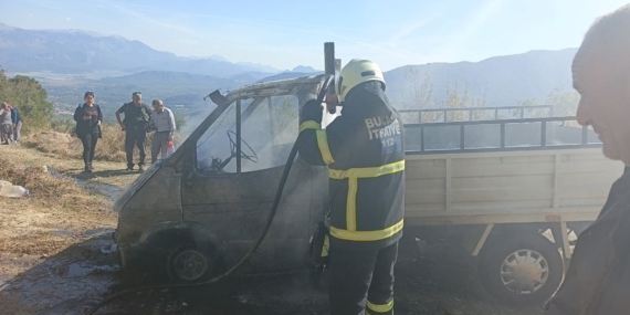 Burdur’da yanan kamyonet kullanılmaz hale geldi