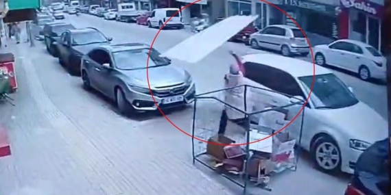 Bursa’da şiddetli lodos: Çatıdan uçan sacın altında kalmaktan son anda kurtuldu