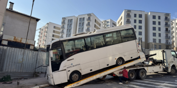 Cenazeye giden polisleri taşıyan midibüs kaza yaptı: 7 yaralı