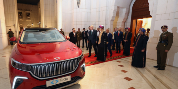 Cumhurbaşkanı Erdoğan, Umman Sultanı Heysem bin Tarık’a Togg hediye etti