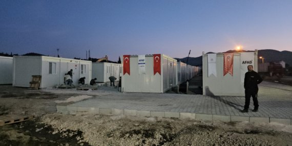 Depremlerden etkilenen Sındırgı’da konteyner kent kuruluyor