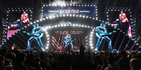 Derya Uluğ Mardin Kültür Yolu Festivali’nde sahneye çıktı!