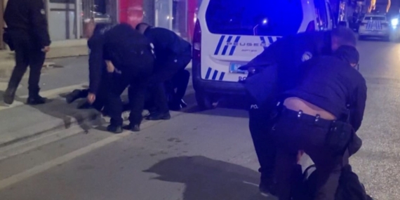 Dükkan basıp polise direnen şahıslar gazetecilere saldırdı