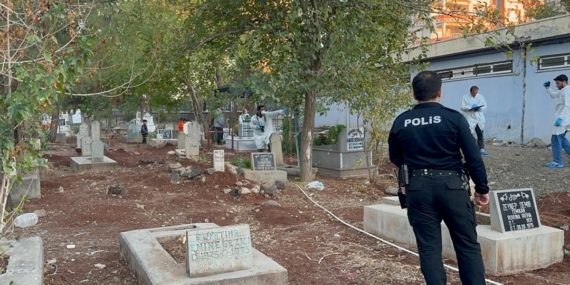 Eşinin kabrini ziyarete geldi, mezarlıkta bebek cesedi buldu