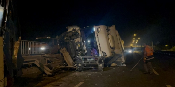 Eskişehir-Ankara yolunda TIR devrildi: Ulaşımda aksama yaşandı
