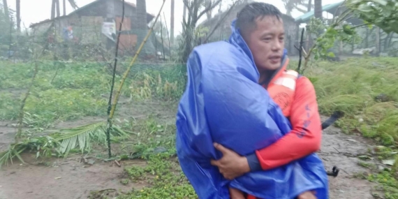 Filipinler’in doğusunda tropik fırtına nedeniyle binlerce kişi tahliye edildi