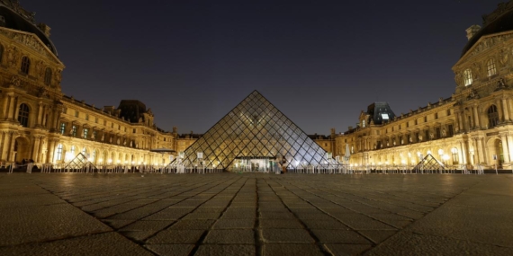 Fransa’da soygunun yaşandığı Louvre Müzesi kapılarını ziyaretçilere yeniden açtı