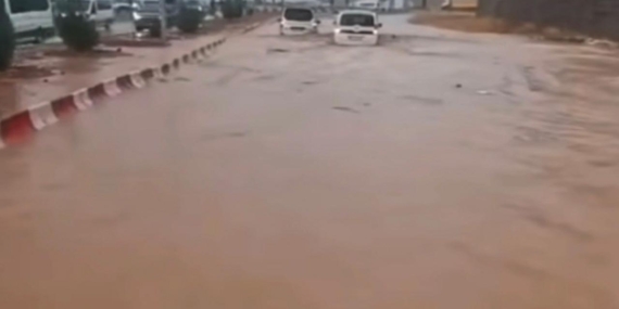 Gaziantep’te yollar göle döndü, araçlar suya gömüldü