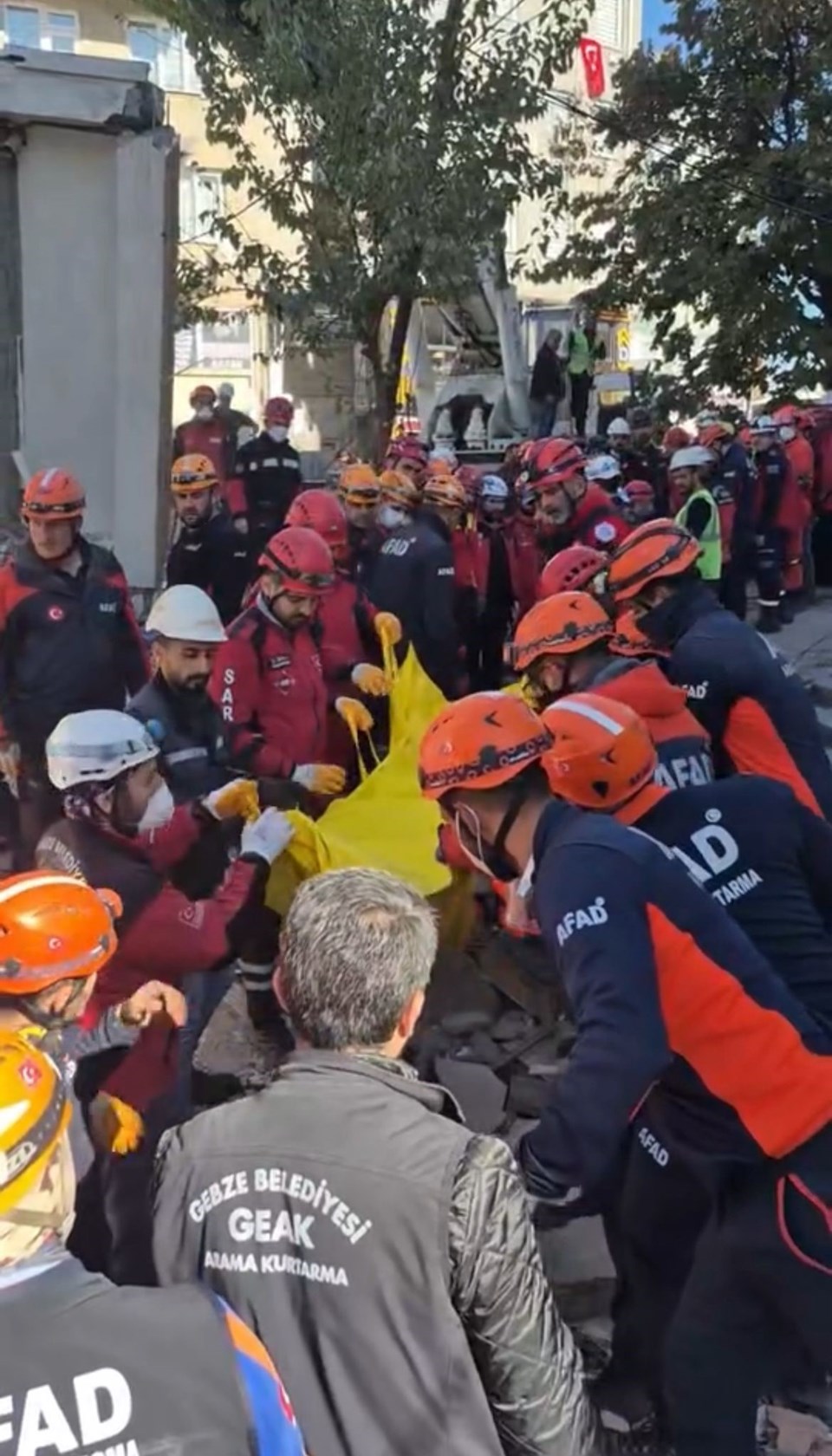 Gebze'de 7 katlı bina çöktü: Anne ve babanın cansız bedenleri enkazdan çıkarıldı - 2