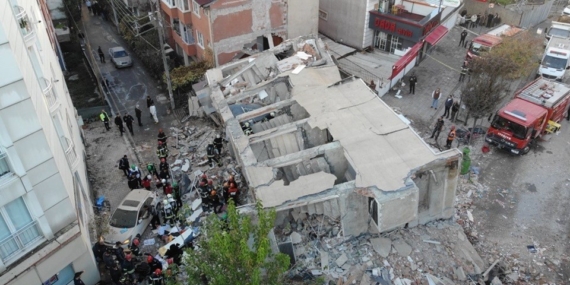 Gebze’de 7 katlı bina çöktü: Anne ve babanın cansız bedenleri enkazdan çıkarıldı