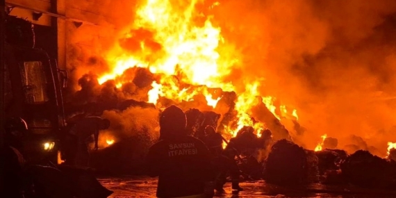 Geri dönüşüm fabrikasında büyük yangın