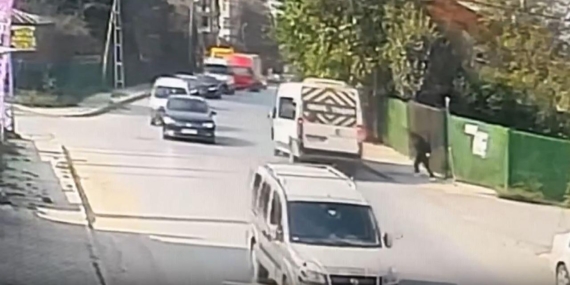 Hızla giden servis minibüsünün çocuğa çarptığı anlar kamerada