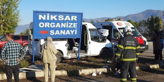 İşçi servisi ile tarım işçilerinin bulunduğu minibüs çarpıştı: 10 yaralı